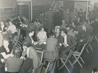 879250 Afbeelding van een bijeenkomst van een onbekend gezelschap in het vergader-, theater- en concertgebouw Casino ...